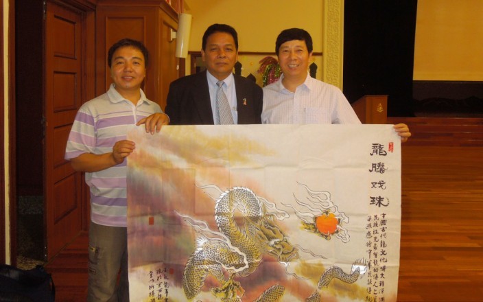 马来西亚驻华大使馆收藏著名画家敖特作品《龙腾戏珠》
