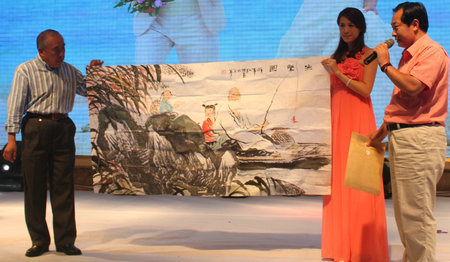 画家敖特将自己创作的《渔乐图》捐赠给投巨资建造佛祖寺慈善企业家荀思云