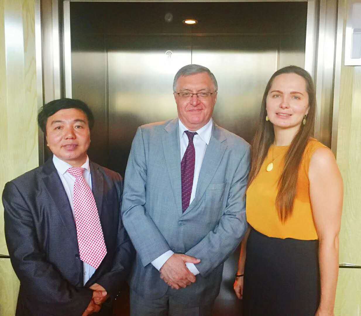 敖特与格鲁吉亚现任驻华大使（中）、乌克兰驻华大使馆外交官列娜女士